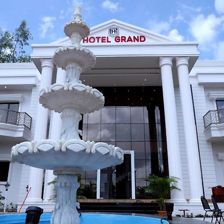 Hotel Grand Khuldabad ภายนอก รูปภาพ