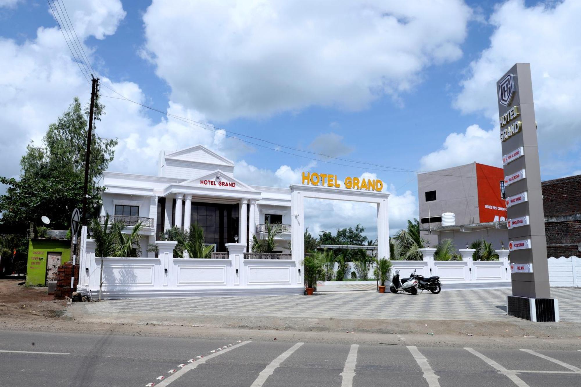 Hotel Grand Khuldabad ภายนอก รูปภาพ