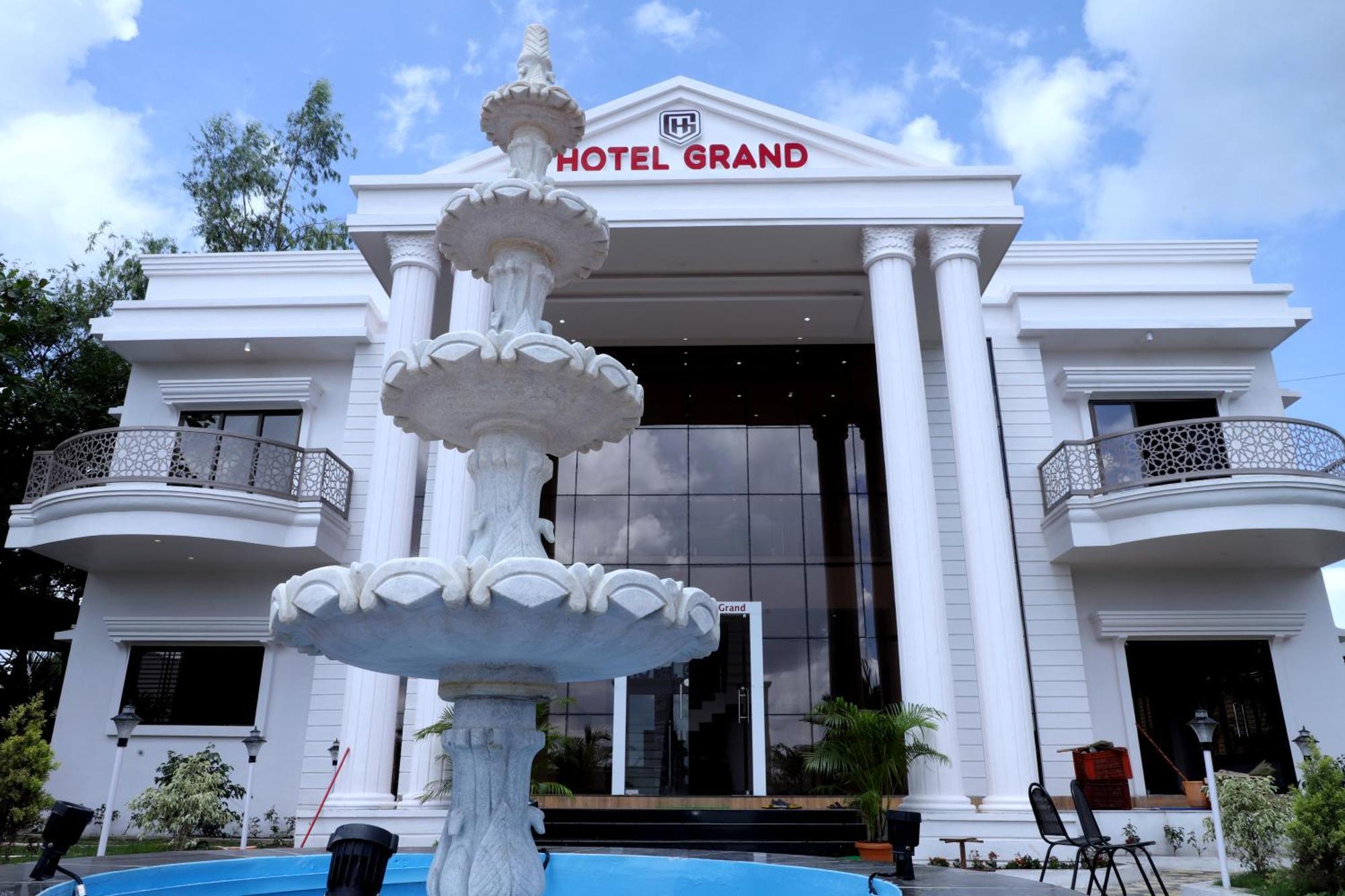 Hotel Grand Khuldabad ภายนอก รูปภาพ